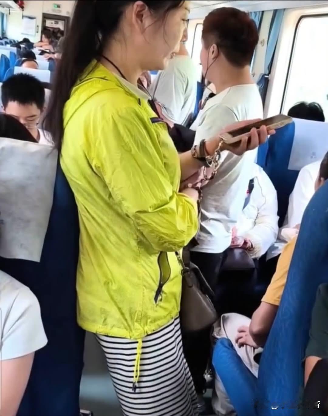 近日，国内一趟列车上发生一起占座纠纷。两名年轻女乘客携带行李较多，特意花钱买下三