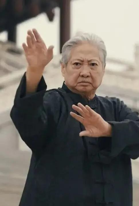 2022年11月21日，汪小菲一天发了22条微博，不为感情不为孩子，就为一件事：不想再给前妻家交电费