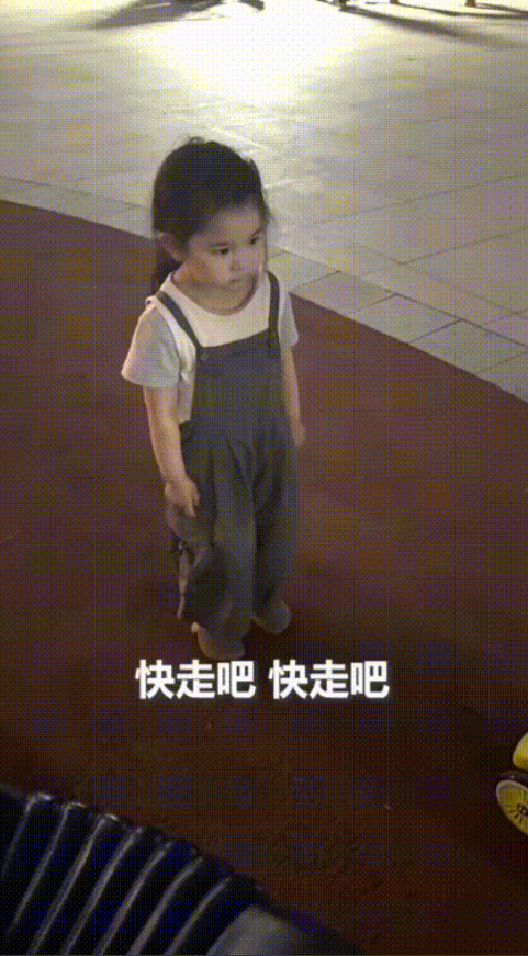 “这个女孩火到人民日报了！”吉林长春，一小朋友未经同意玩了女孩的滑板车，女孩告知