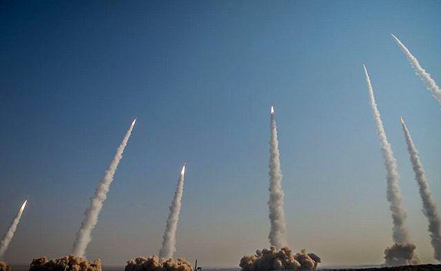 重磅突袭！伊朗发射30枚超重型弹道导弹打击以色列中东局势急剧升级当地时间