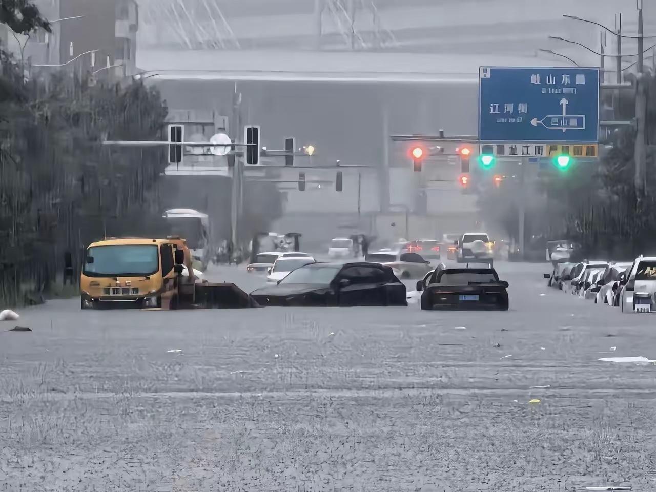 一觉醒来沈阳直接变“沿海城市”，大爷这句吐槽，把7月13日的这场暴雨说透了。雨