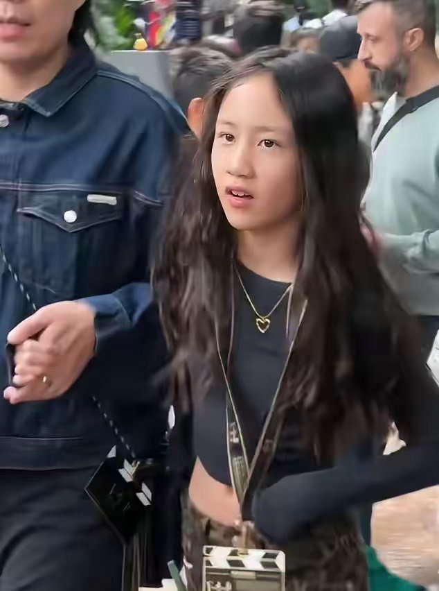 黄磊二女儿和黄磊一模一样我的天啊，确实一模一样呀，不得不感叹基因的强大呀！​