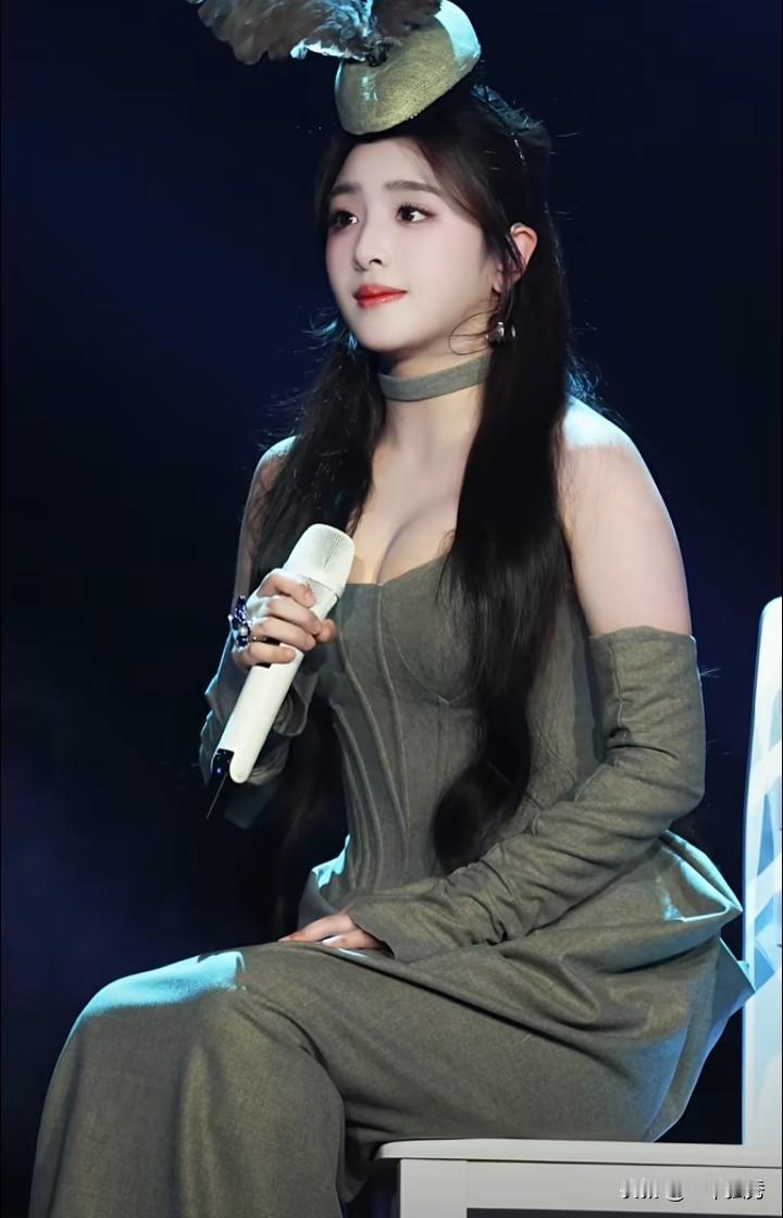 初代超女张含韵，还是那么清甜年轻漂亮！张含韵可以说是首届超女中形象最漂亮的一个