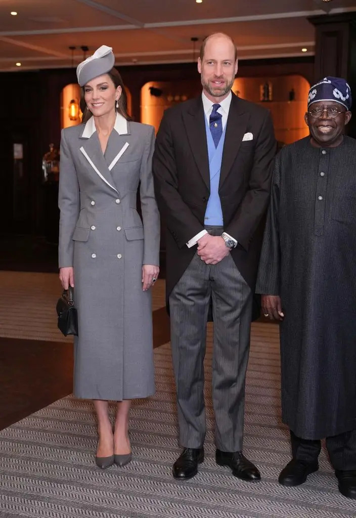 最新：威廉&凯特前往温莎费尔蒙酒店迎接来访的尼日利亚总统夫妇~凯特身穿了由英籍尼