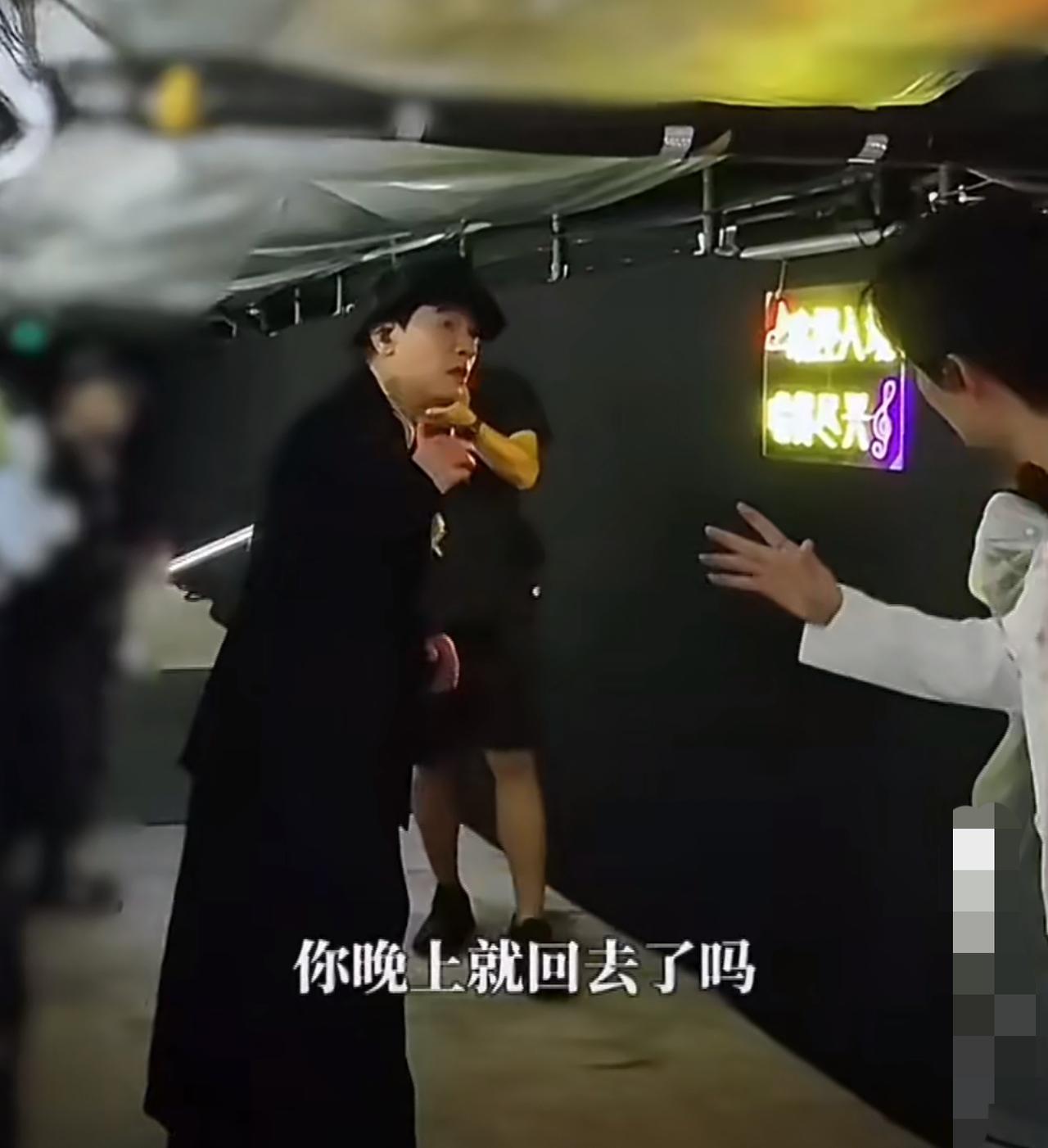 陈楚生与陈小春各认各的哥！刷到工作室发的后台花絮。陈小春作为陈楚生“荒芜之境