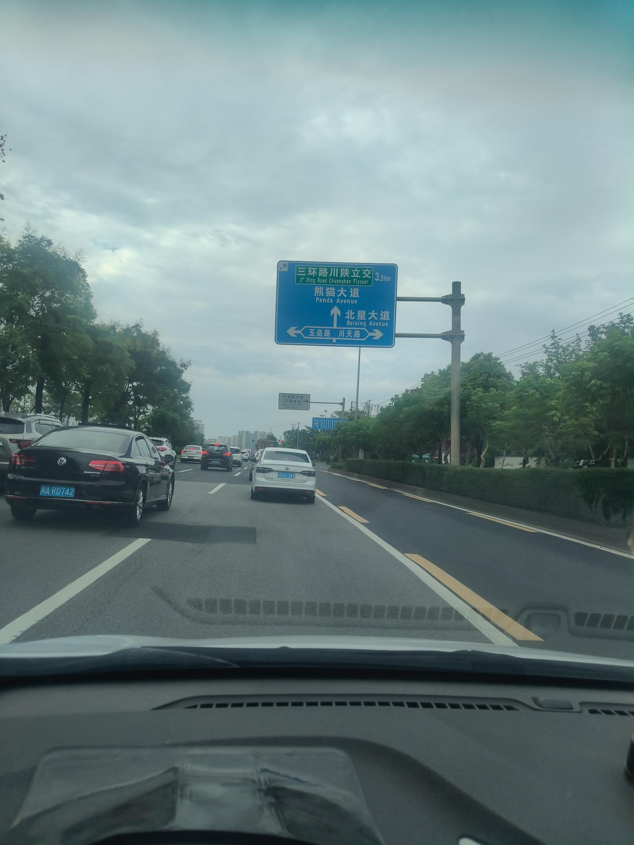 成都老川陕路，又称蓉都大道应该是成都所有主干道，规划最差，发展最差的一条路了，我