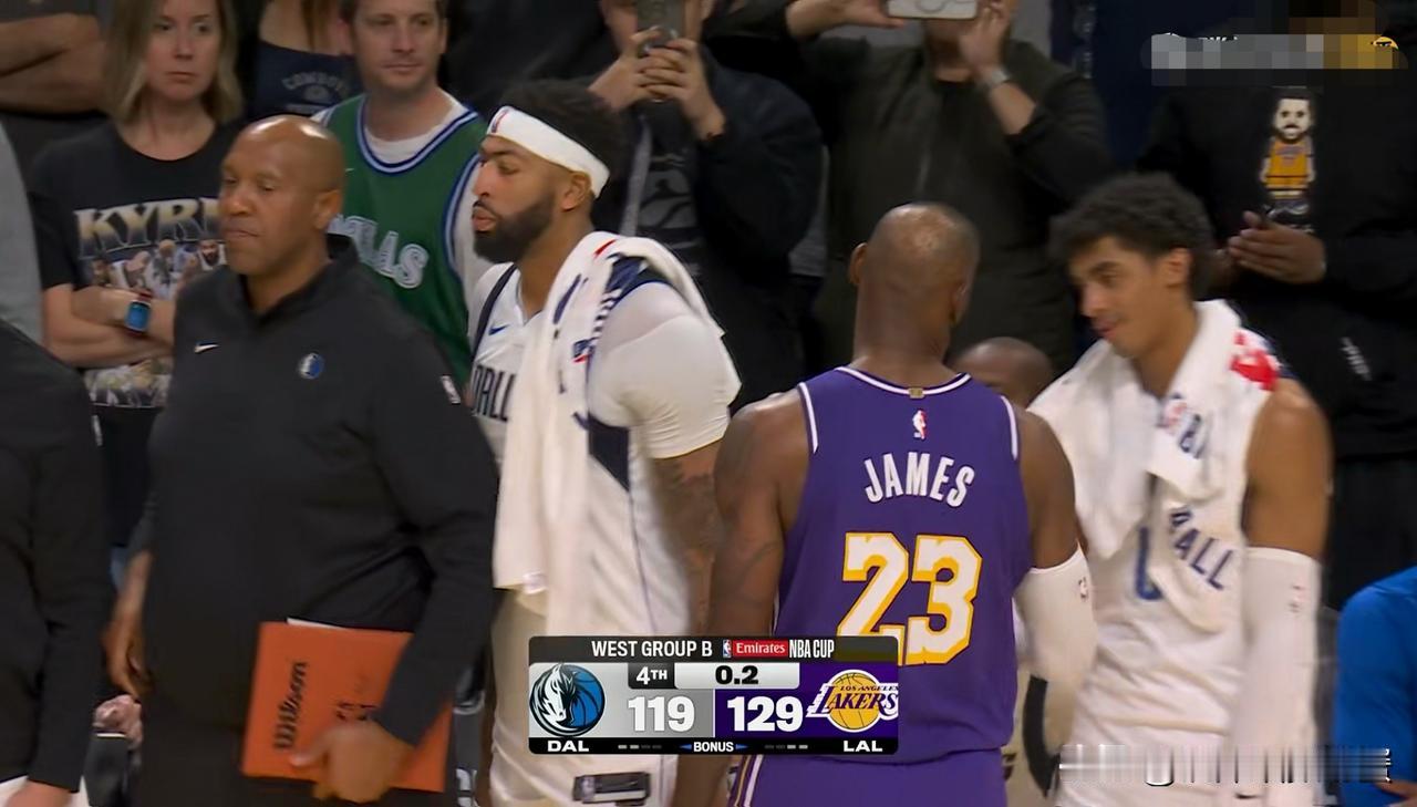 湖人超级球星詹姆斯真是太会来事了！在今天湖人主场迎战独行侠的比赛中，当时比赛接近