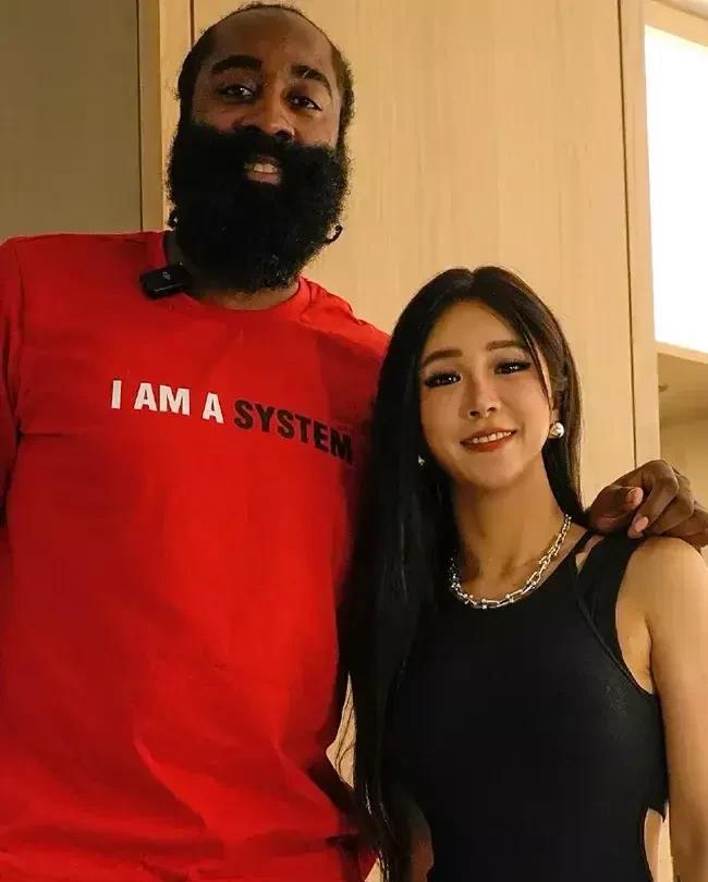 大胡子哈登我认识，可他手搭肩膀的长发美女是谁？脖子上这金链子看着很特别啊！能和N