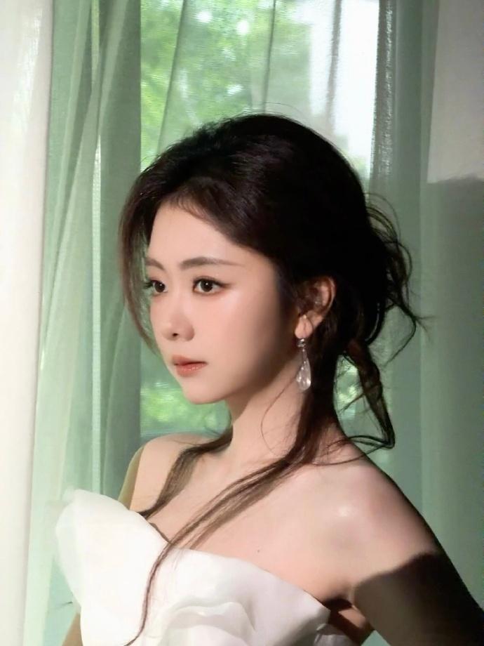 谭松韵谭松韵的消费人格是老好人谭松韵喜欢但不盲目特别欣赏谭松韵这份通透的消费心态