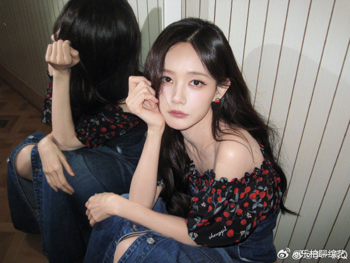 李一桐蓝白斑点帽李一桐蓝白斑点帽真的是非常的漂亮了呀，咱们的女王来了呀！希望咱们