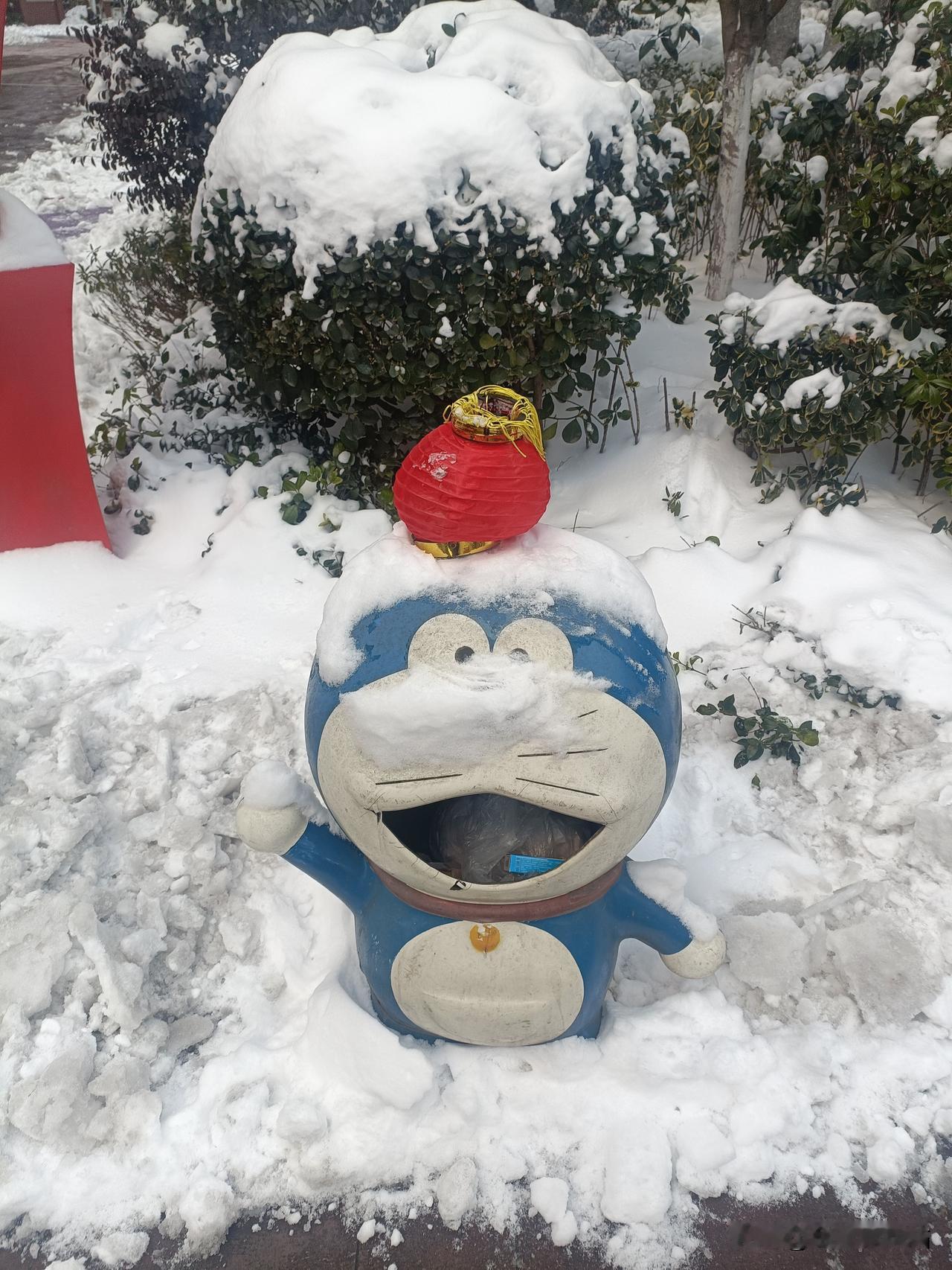 这两天徐州地区下起大雪，厚度至少15公分厚。当雪结束以后，孩子们开始陆续出来玩，