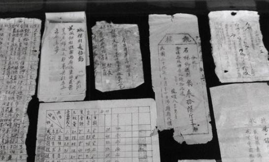 1988年，农民朱海清在地里干农活，村长气喘吁吁跑来：“别干了，快回去，你家来了