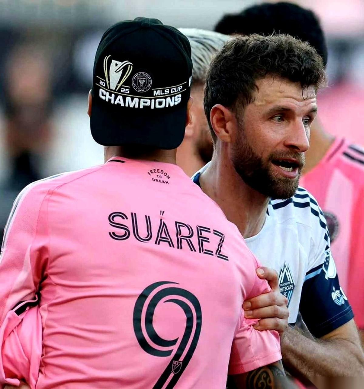 我跟你说，今晚迈阿密夺冠，最让我破防的，根本不是梅西捧杯，也不是那帮老男孩抱在一