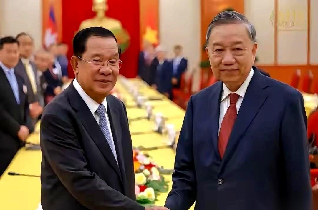 真正的大佬，从来都是杀人不见血的。泰国那边，他信的宝贝闺女刚被人从牌桌上掀翻