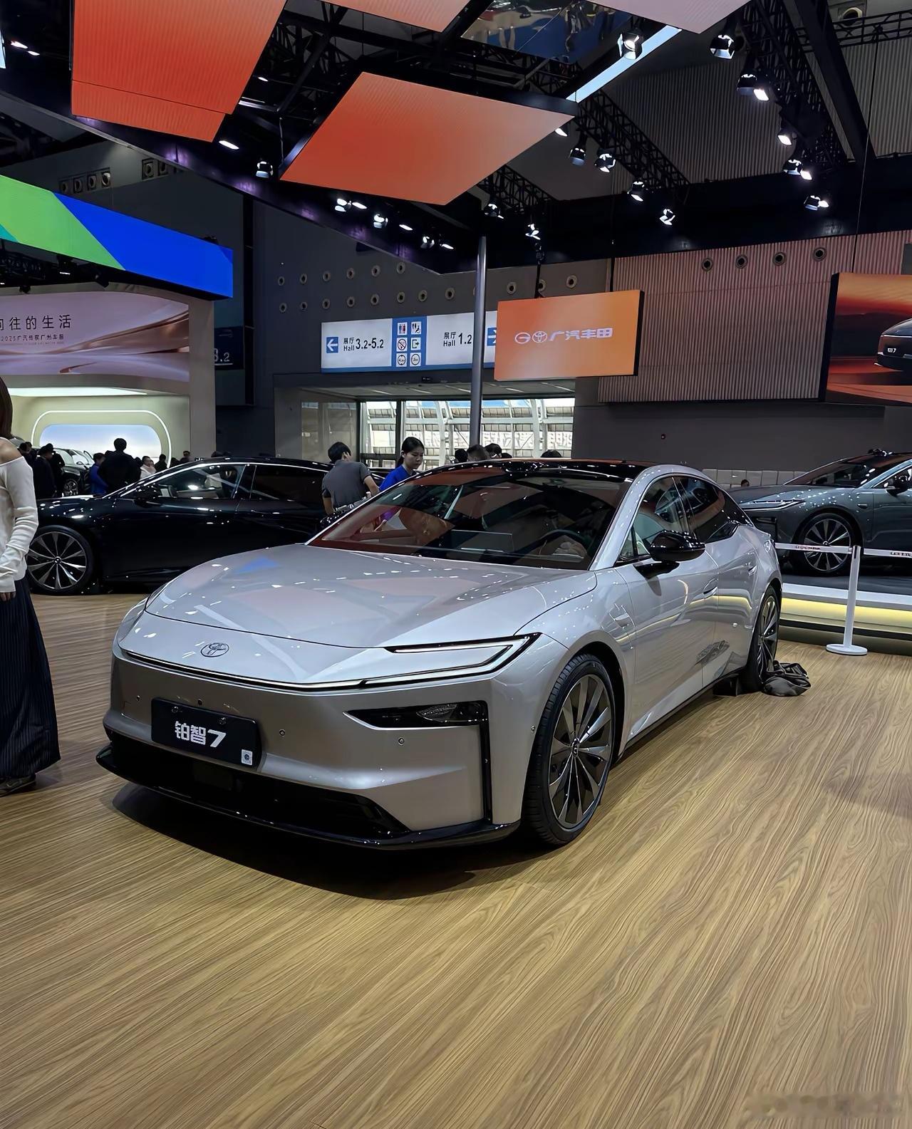 广汽丰田展台这台铂智7，可能是本届车展合资品牌里有突破意义的纯电轿车，华为鸿蒙座