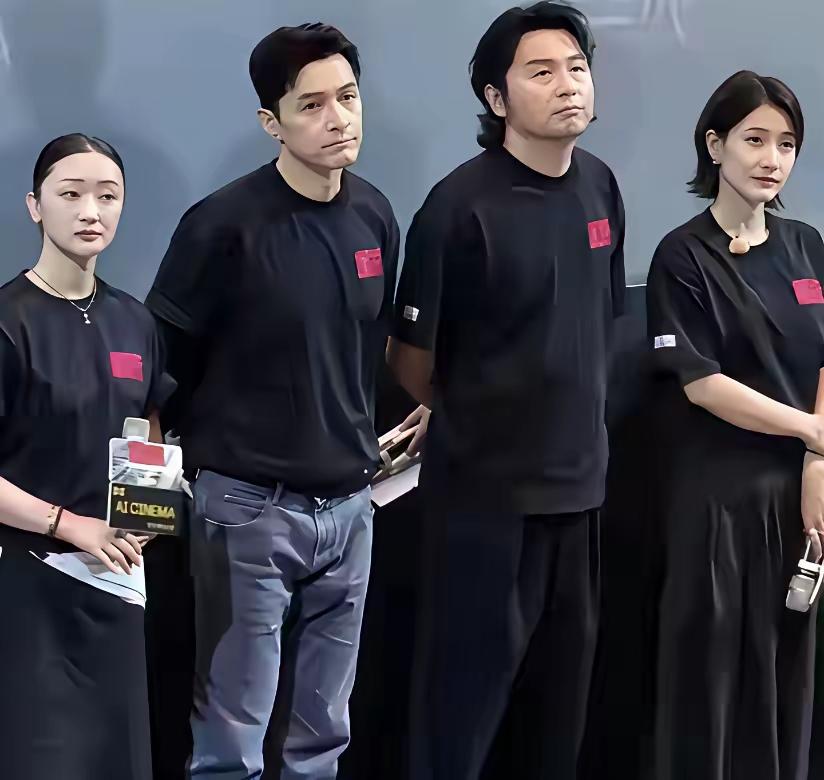 《抓特务》上海宣传会现场，几位主演丧眉耷拉眼的站在台上，已经失去了全部的力气和手