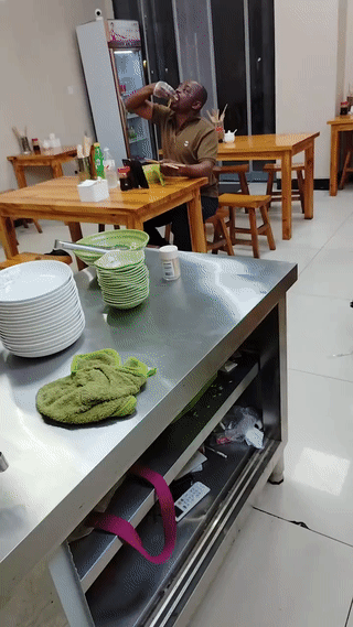 这个黑人老哥在一家小餐馆吃面条。给他筷子不会用？给他勺子也不合适？无奈之下