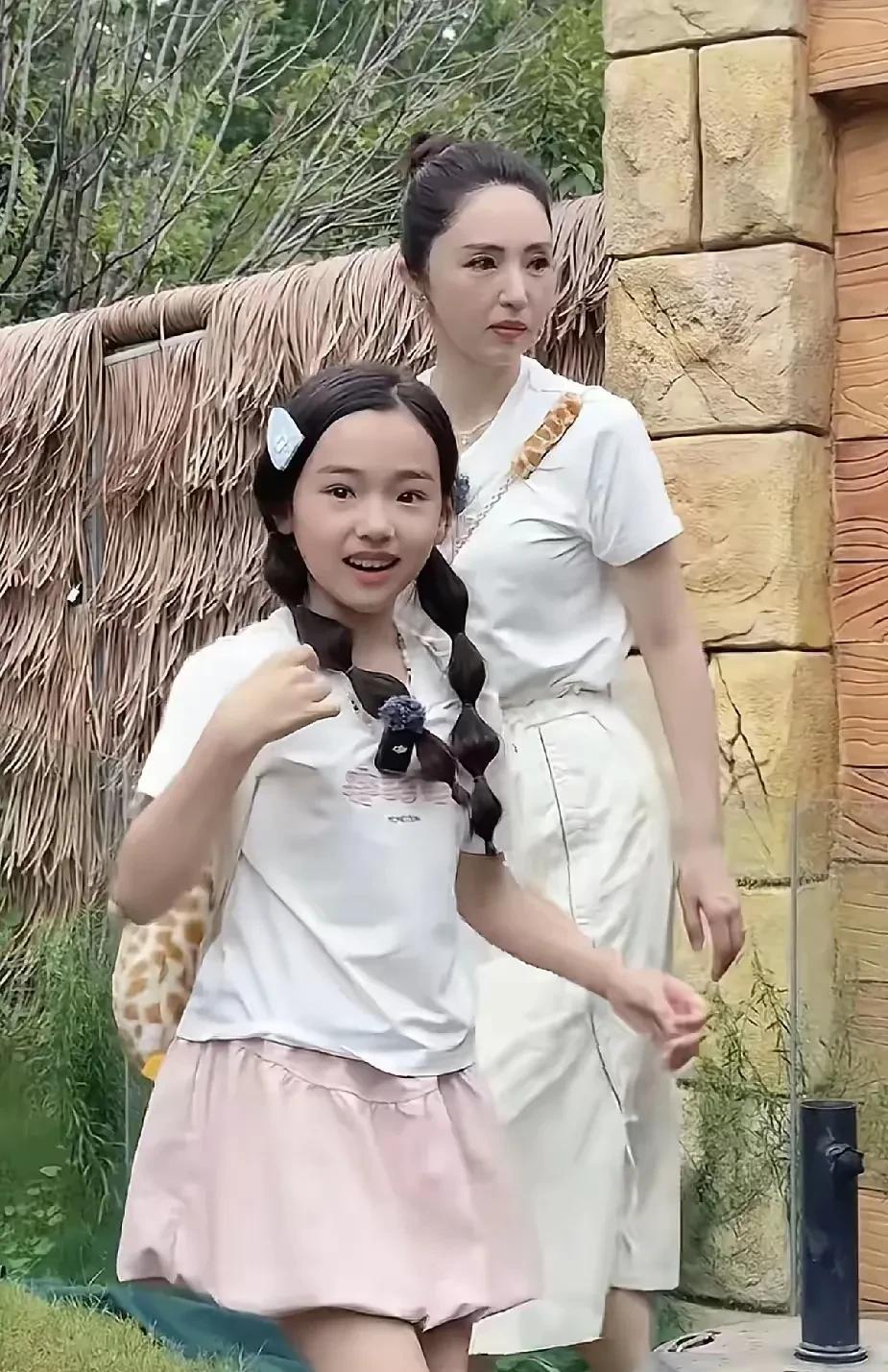 目前来看，最有路人缘的是董璇女儿小酒窝，最不受待见的是黄奕女儿黄芊玲，最