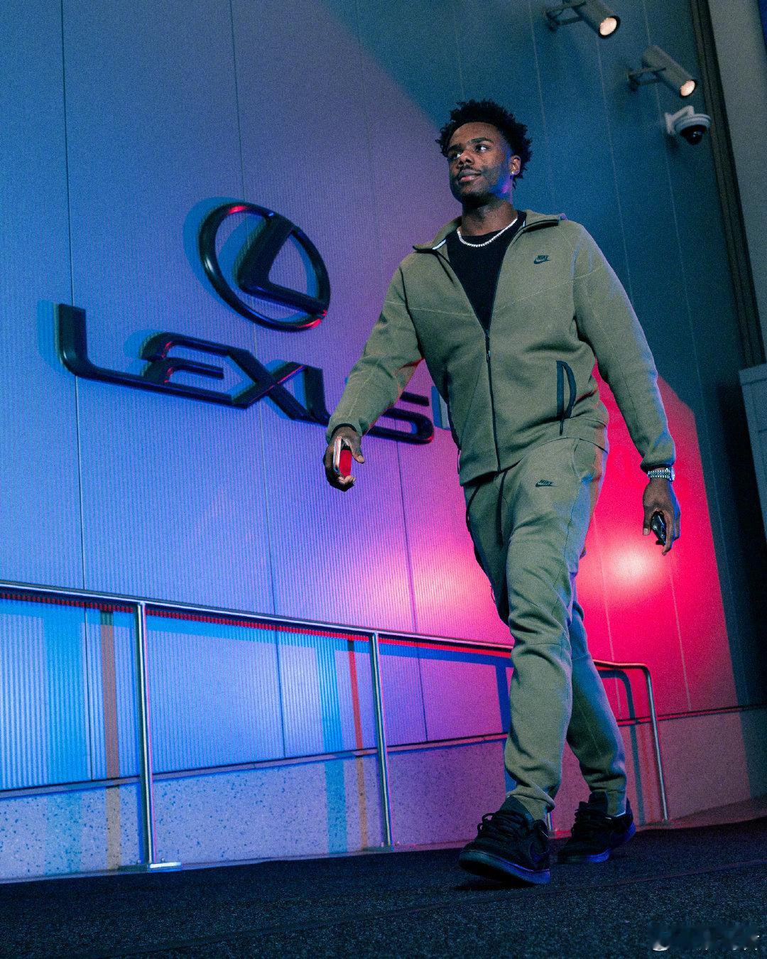 直到三年级，泰伦卢似乎才知道科比布朗更适合做小阵容五，亦或者是凑巧大洛完全不能上