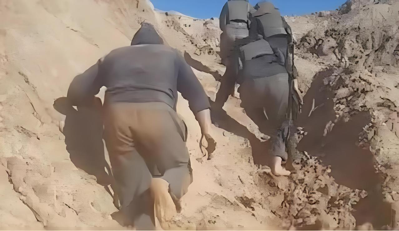 又拍摄到，哈马斯残余5人小队，竟然发起死亡冲锋！在加沙北部拜特哈嫩地区，一支5