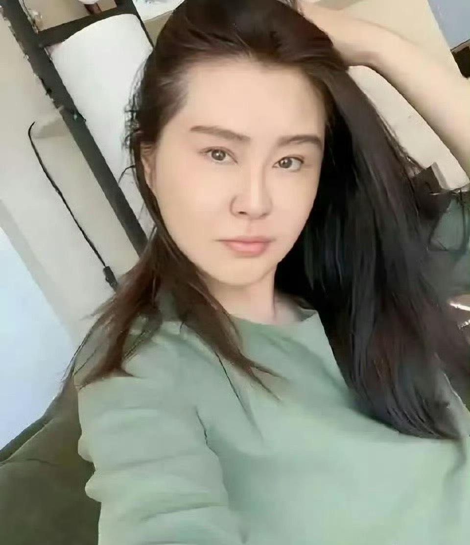王祖贤老了，关之琳老了，陈红也老了，唯有54岁的她看起来像30岁​​​