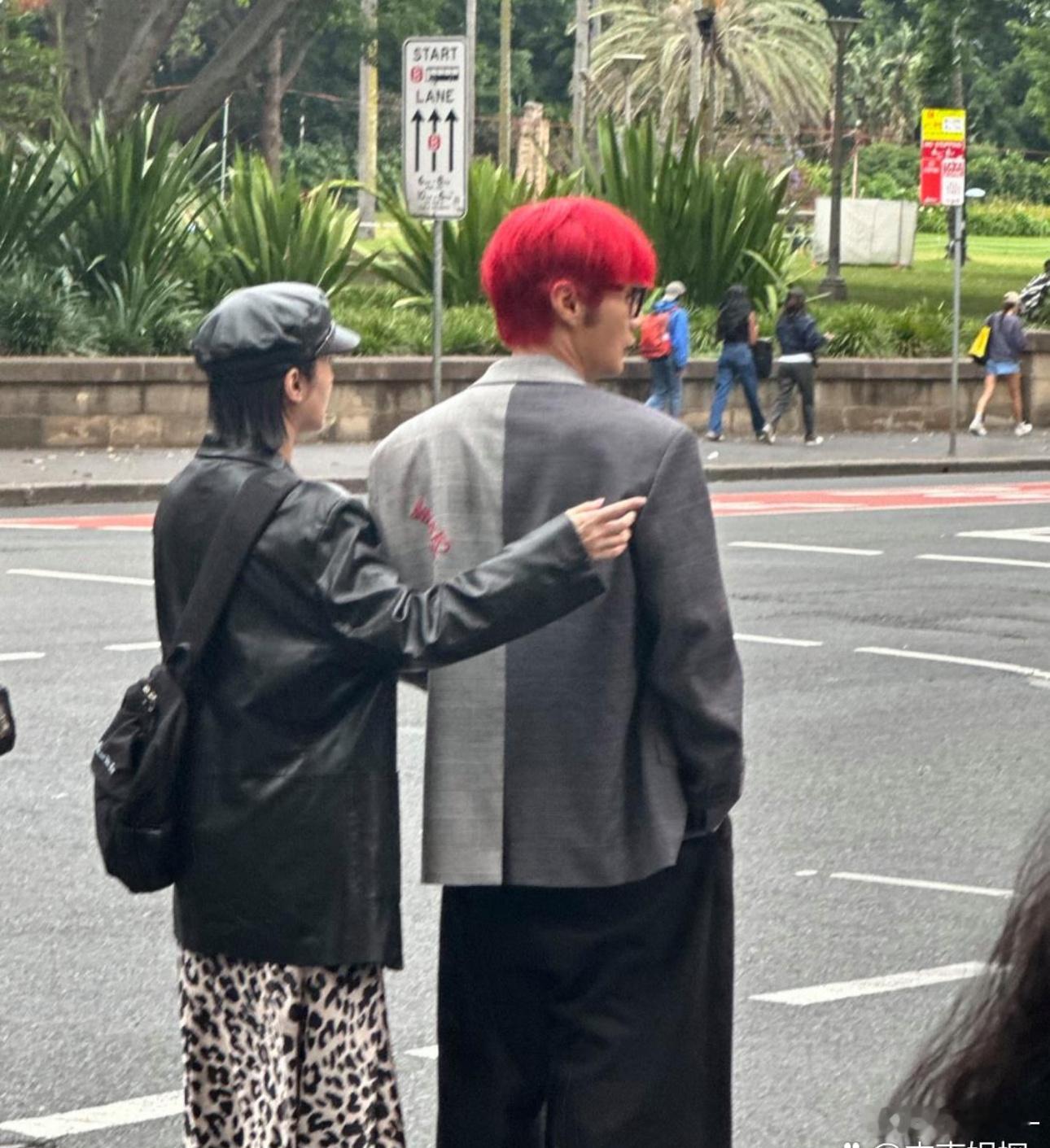 杨丞琳和老公李荣浩一起在澳大利亚逛街约会，夫妻俩的打扮好时尚，牵手、搭肩膀，互动