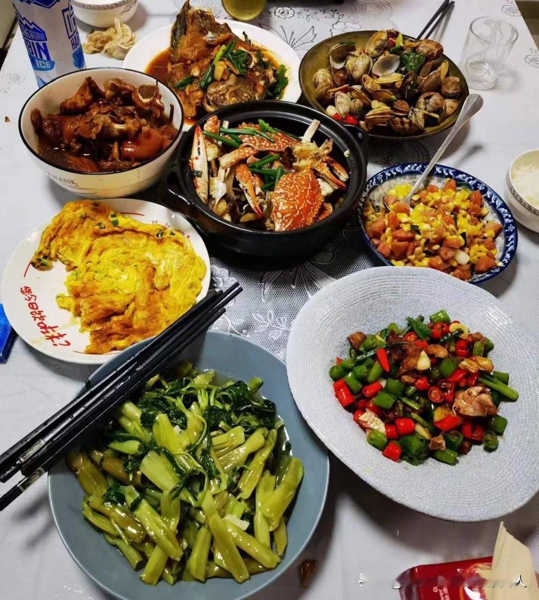 儿子结婚一个月了，今晚带儿媳回家吃饭。我特意去菜市场挑了鲜活的食材，做了儿子从小