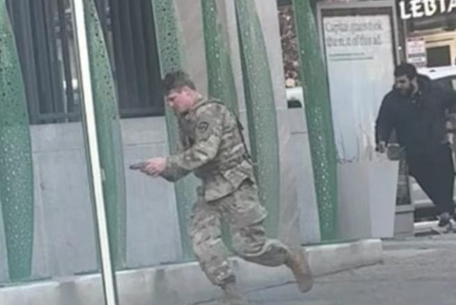 阿富汗人拿着把小手枪，就在美国首都华盛顿，追着美国国民警卫队开火射击！特朗普气疯