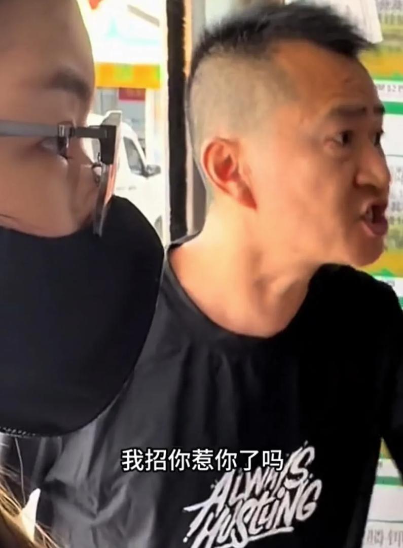 李嘉明也是够惨的，就因为说周星驰的电影不好看，结果被逼得发视频道歉，可不少影迷还