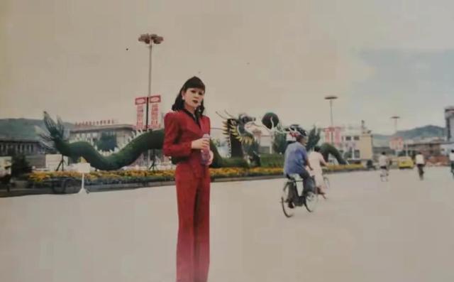 河北一位大爷男扮女装整整30多年，靠这份装扮辛苦打拼攒下了百万家产。可他的妻子和