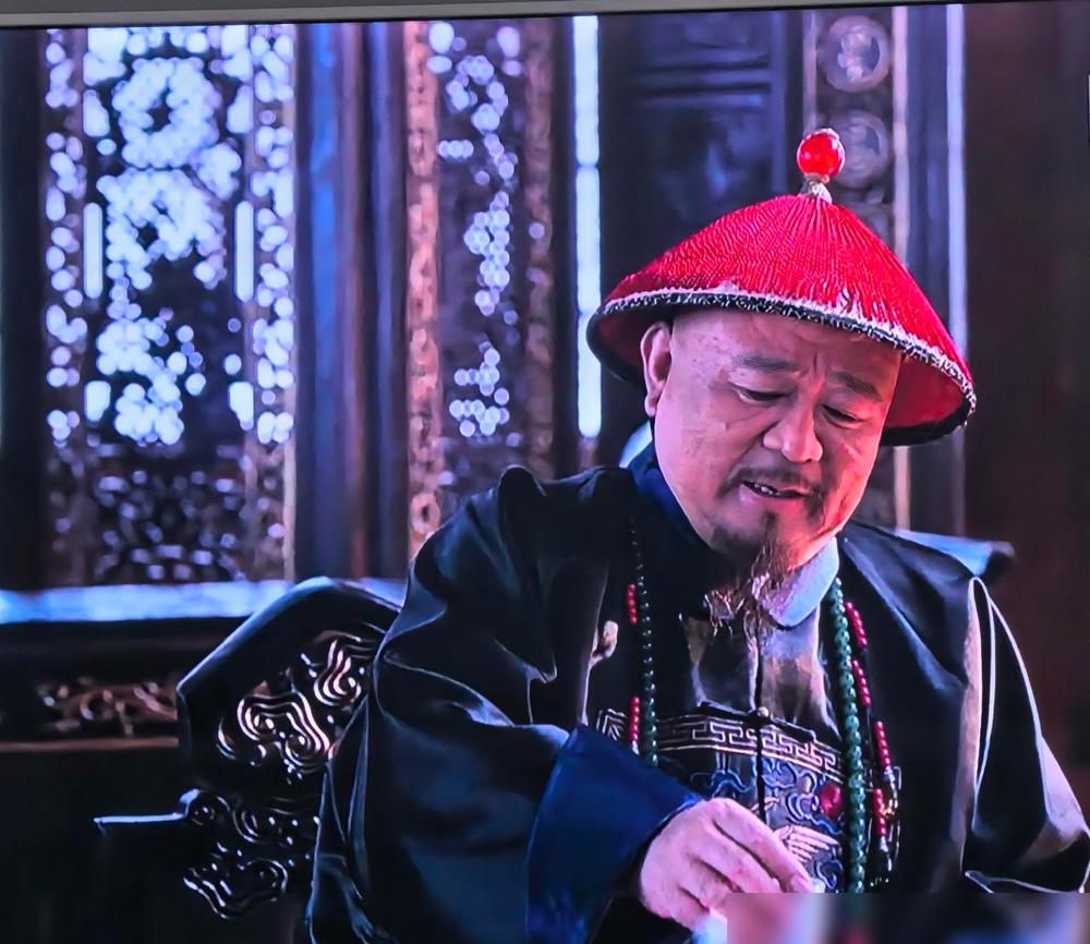 《大生意人》里，两江总督瑞麟真是会做人，视察盐场，对着盐工们大声告知，给盐工涨工