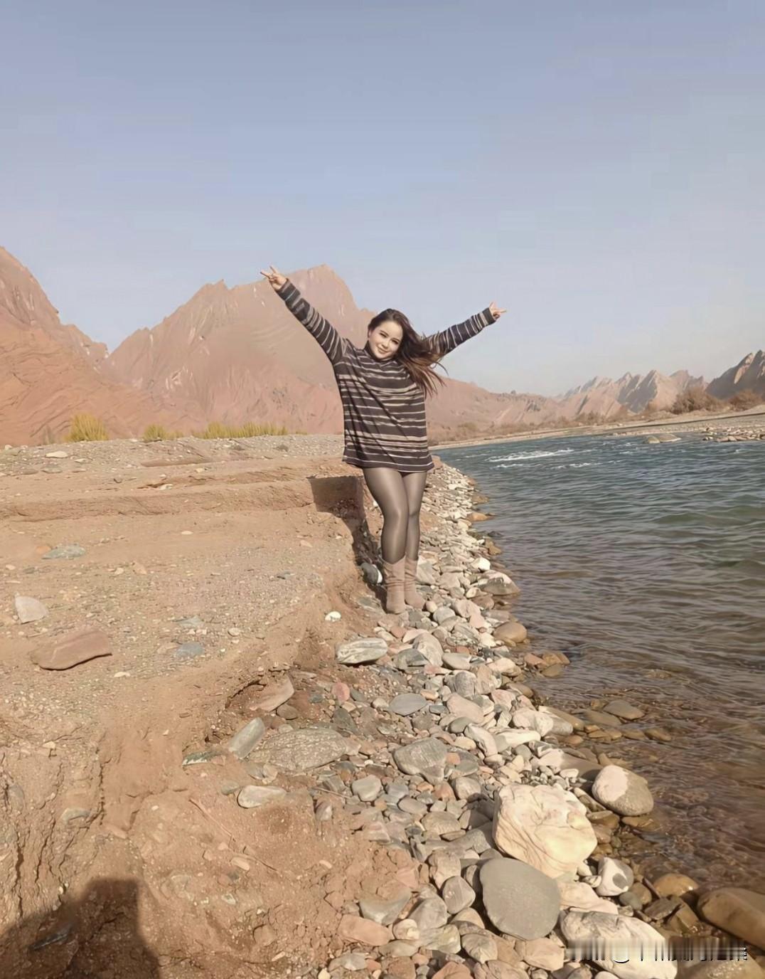 在西北大漠的怀抱里，丹霞似火，长河如练。每一道风痕都是岁月的笔触，每一片沙砾都藏