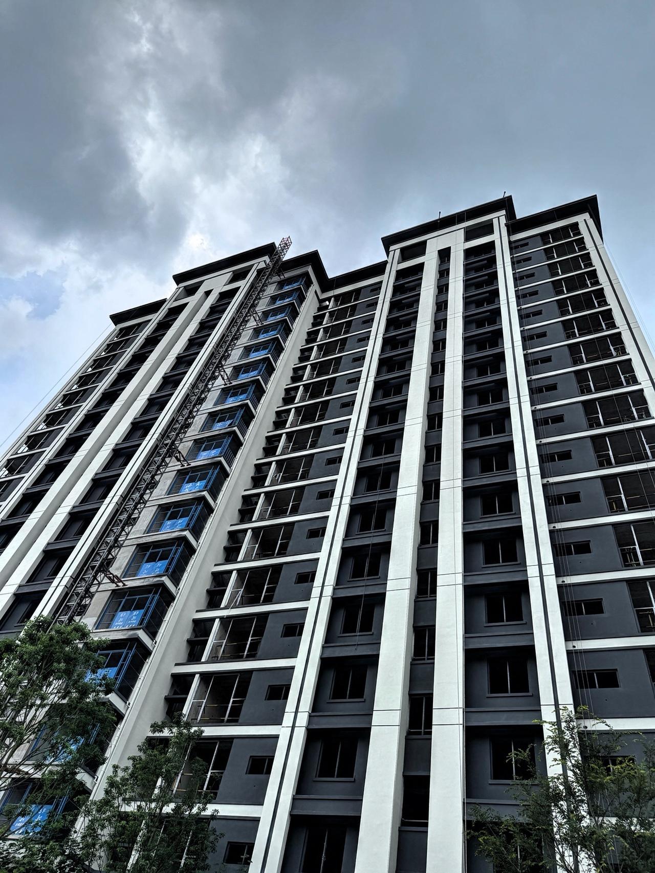 同事前两天把购房合同签了，但一点都高兴不起来。上个月，同事想再买一套房子。她