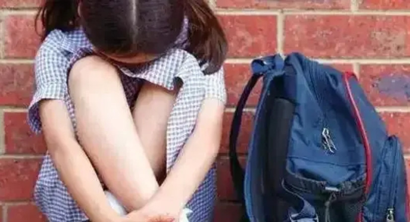 内蒙古，一10岁女童被陌生男子侵害，她哭着告诉老师和父母，报警后，却没抓到嫌疑人