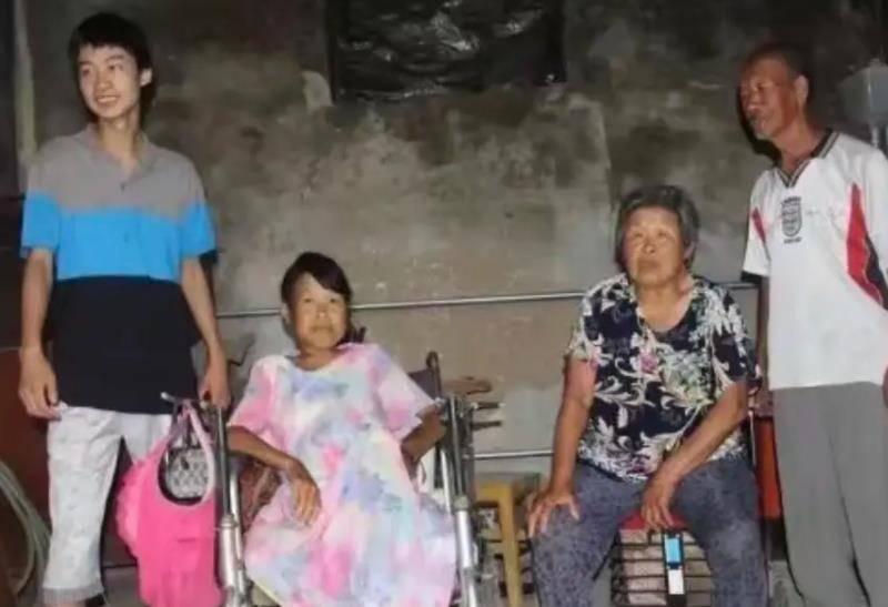 2017年，河北一考生高考744分，清华校长亲自带着录取通知书上门拜访，可谁知当