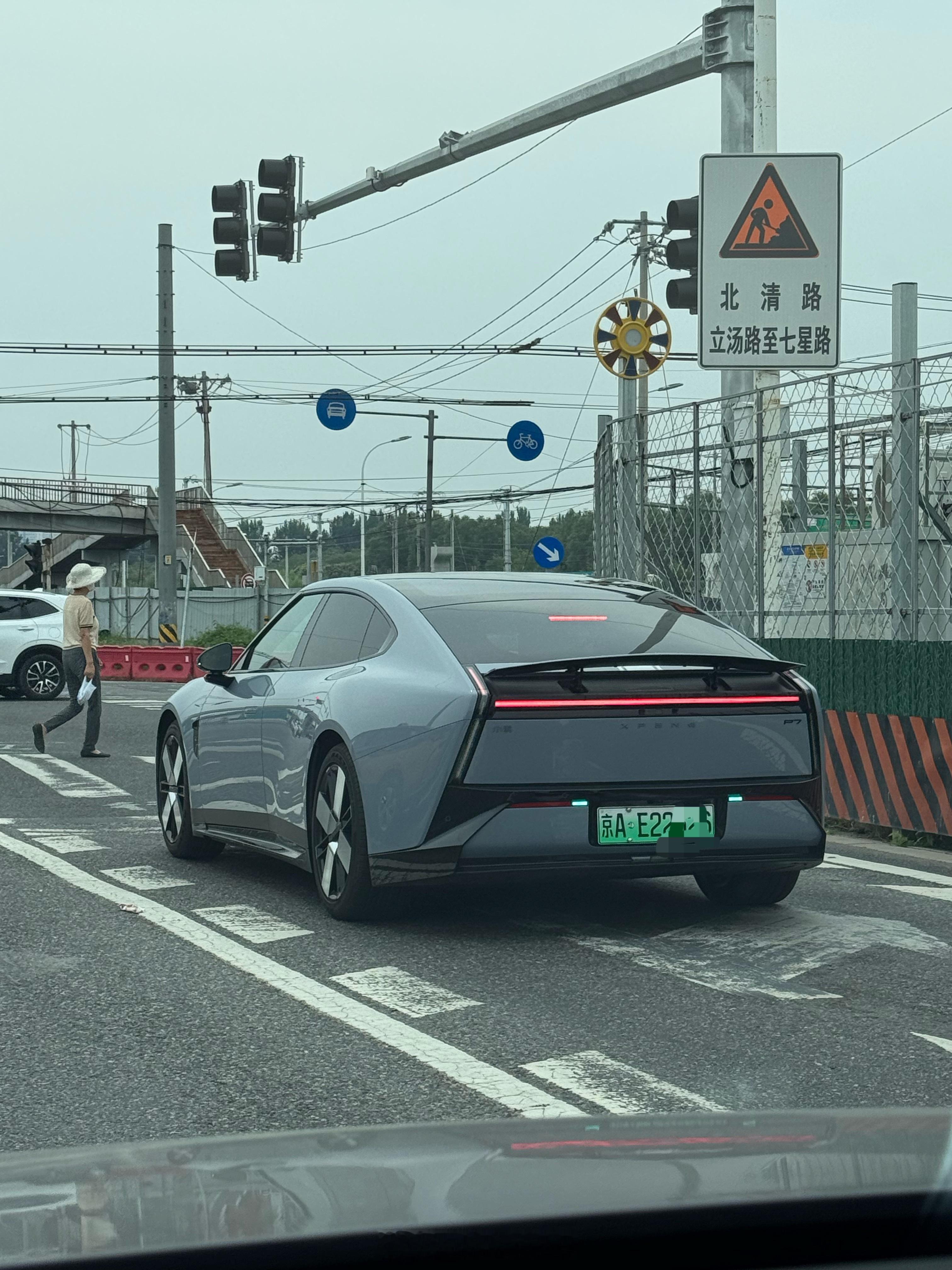 路上看到第一台野生小鹏P7还开着辅助驾驶你们觉得这车长得怎么样？新车首报​​​