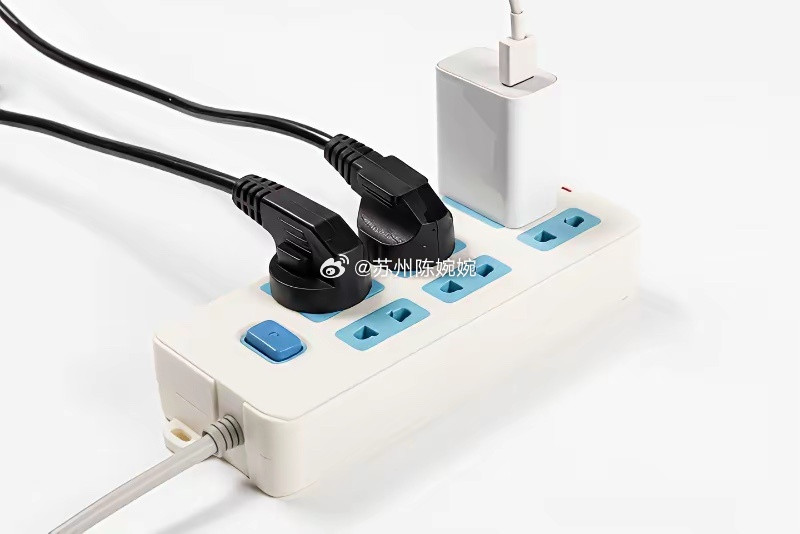 家里五种插头不拔，电费就多了：1手机充电器。不但浪费电费，而且质量不好的充电器容
