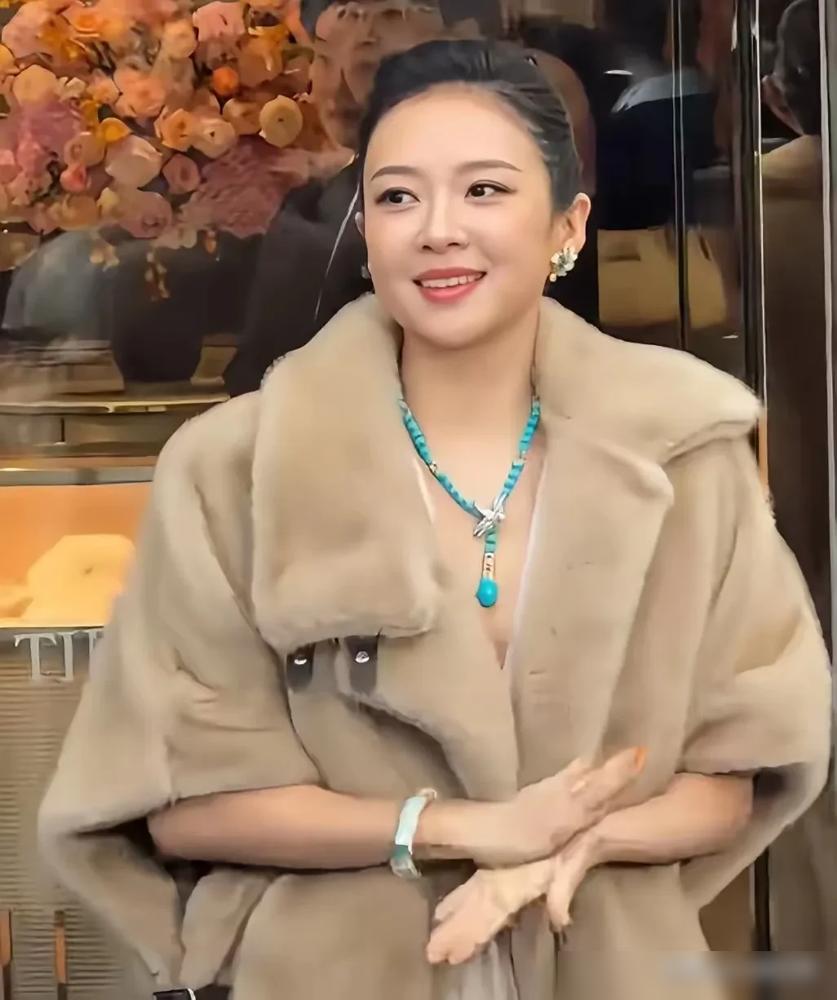 章子怡的脸垮了？你看到的浮肿，并非什么医美后遗症，而是她为新戏往嘴里塞了道具。