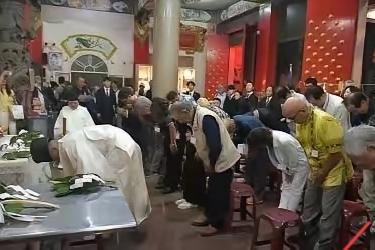 11月22日的高雄夜色，本应浸染着乡土的静谧，红毛港保安堂内却上演着一幕令人齿冷