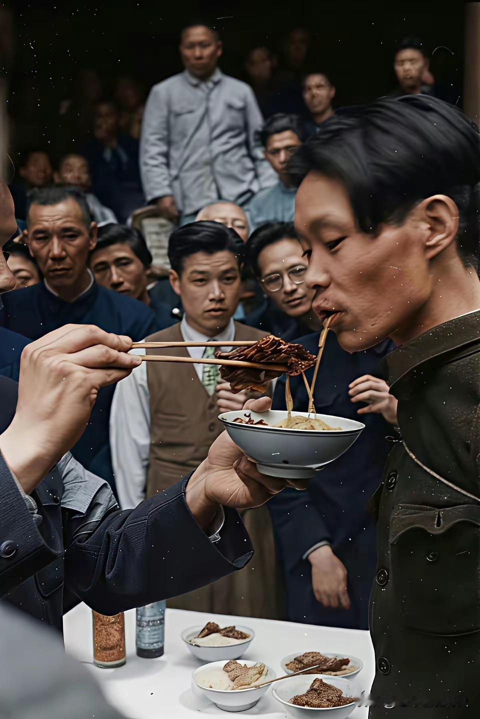 这张照片凝固了解放前夕，上海闸北公园刑场那悲壮的一刻。即将赴死的革命者，手持碗