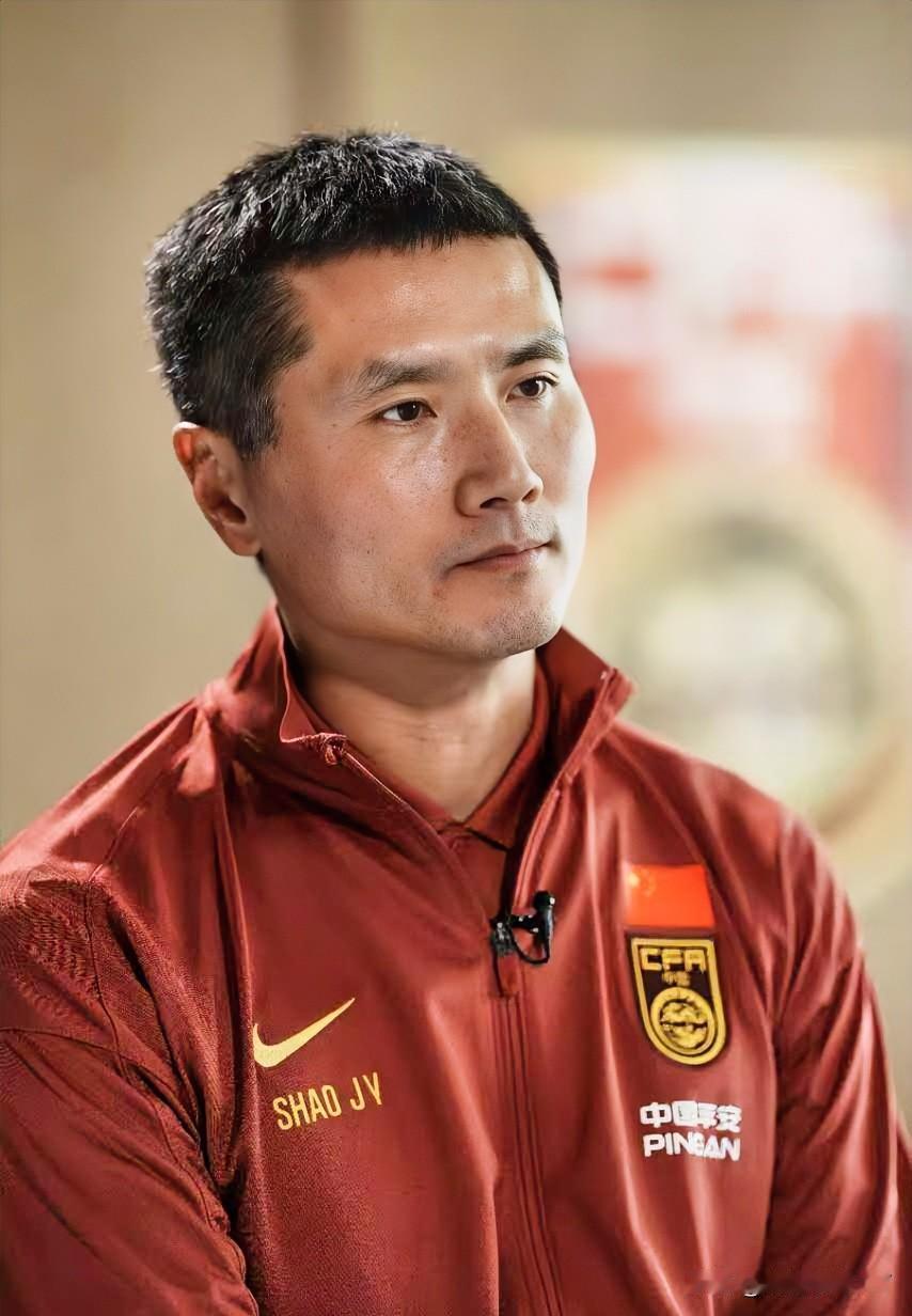 要不说邵佳一能成功呢！你看看人家的涵养，被问到苏超村超能否进国足的话题时，