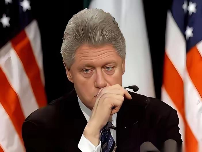 克林顿走的时候，给美国留下一个金山，国库里塞着两千多亿美元的净盈余。那时候，联邦