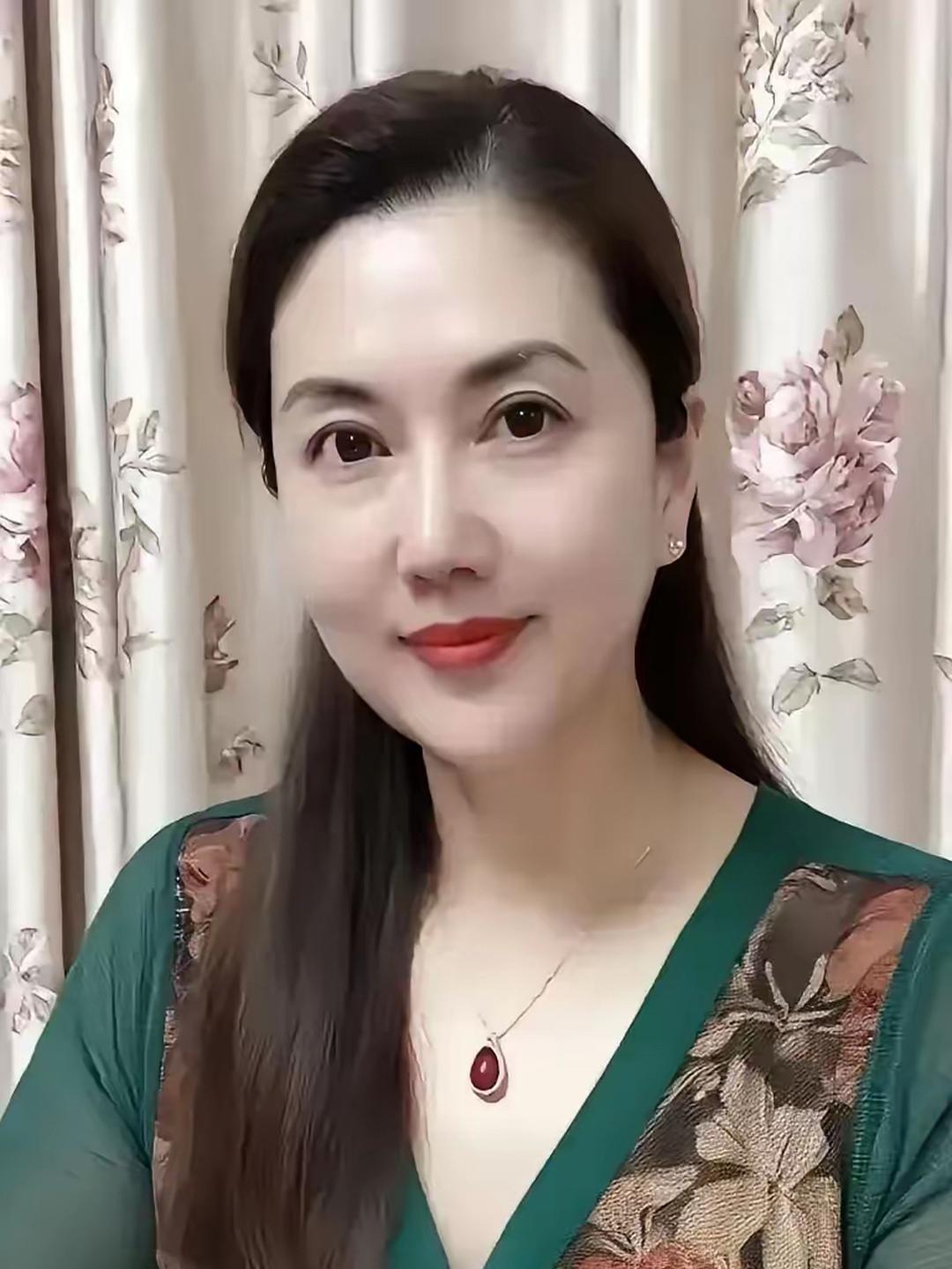中老年网红博主，网上大多称呼她王姨，她不是公众人物，没有完整真实姓名。她五十二