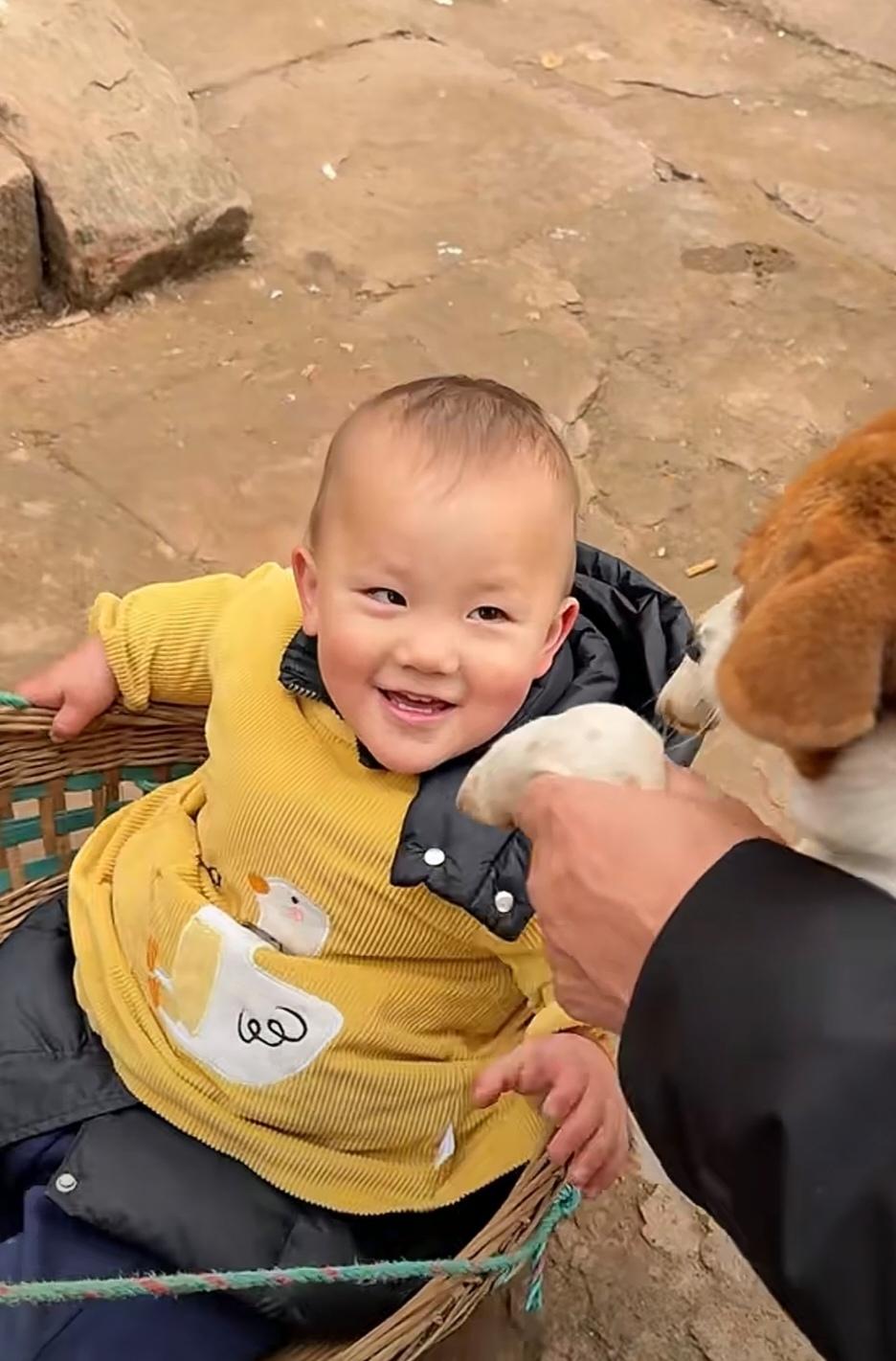 为了看可爱又萌萌的小成成，又去翻看了兴成爸爸小二娃的视频[捂脸哭]。小成成小