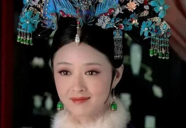 一次采访,孙俪说:“拍《甄嬛传》时,我们都不敢靠近蒋欣。”主持人很疑惑:“她不好