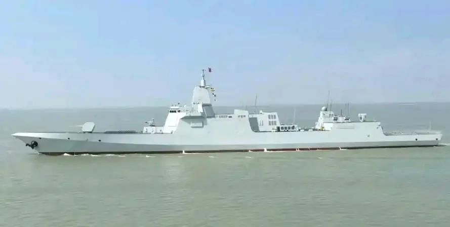 海试中的055型109“东莞”舰，还有一艘正在造船厂里栖装的，没准儿就是110“