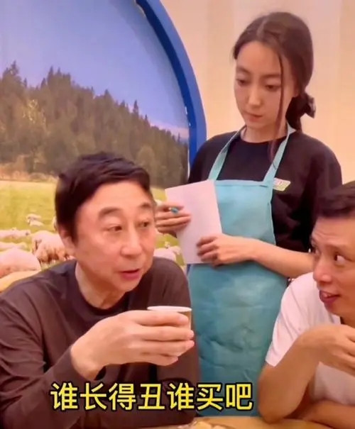 有一次，冯巩带两个徒弟去吃“铁锅鸡”，吃完后服务过来问道：“一共225元，你们仨