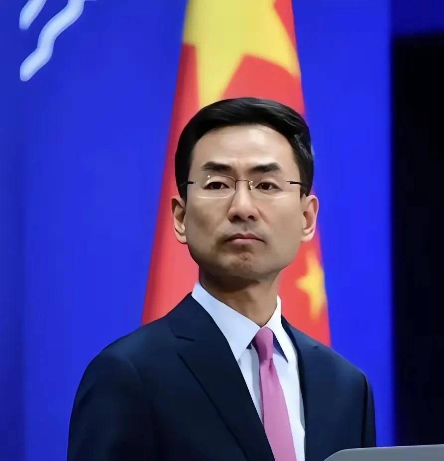 真他娘的绝了。人家军舰开到家门口，炮口都快怼到脸上了，第一反应居然是：快