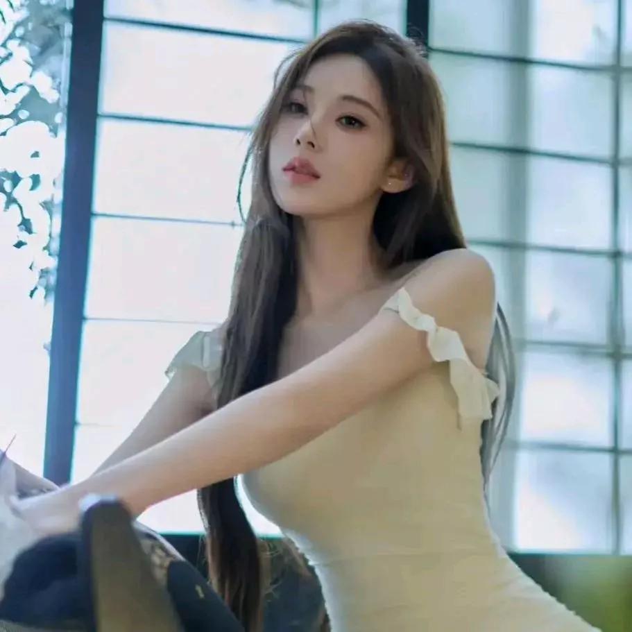 温柔优雅的午后，少女轻靠窗边，岁月静好。湖边温柔少女初秋少女感窗边暖阳写真