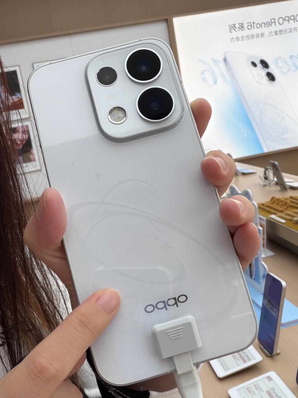 在店里怼着它拍了半小时，只能说确实尽力了。。。没开玩笑，就OPPOReno16